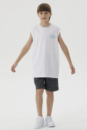 Polera blanca de niño sin mangas con cuello rib estampado Keep Active en azul y pequeño diseño gráfico en el pecho