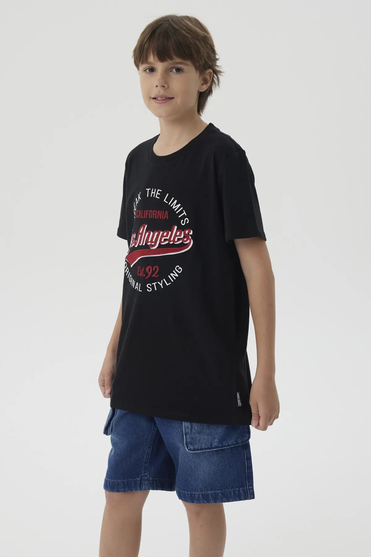 Polera Niño Letras Bordadas Negro
