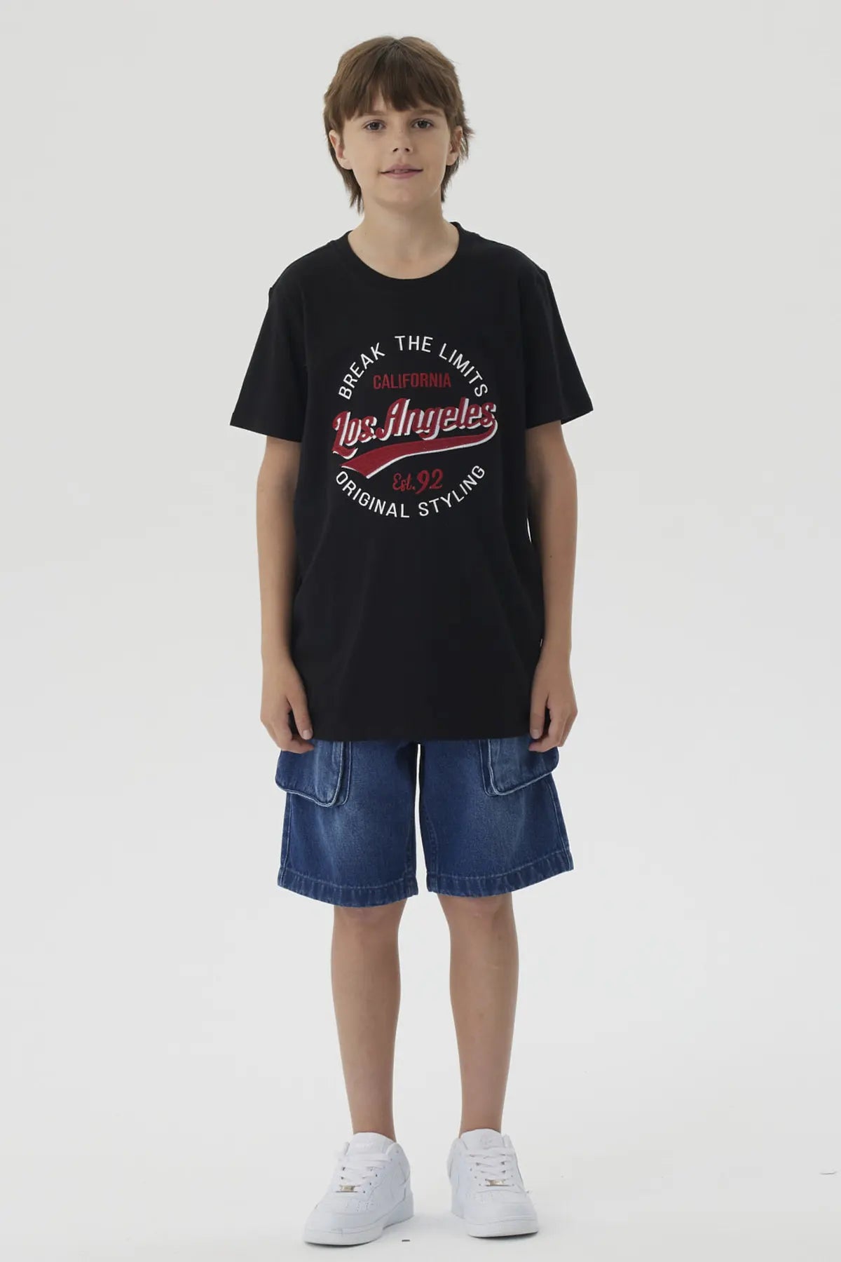 Polera Niño Letras Bordadas Negro