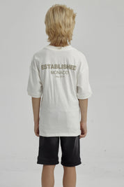 Polera de niño crudo con texto 'ESTABLISHED MONACO' en el pecho diseño sencillo y moderno de algodón sin estampa adicional
