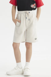 Bermuda niño color crudo con textura acanalada lisa ajuste con cordón y bolsillos laterales para estilo casual cómodo