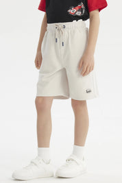 Bermuda niño color crudo con textura acanalada lisa ajuste con cordón y bolsillos laterales para estilo casual cómodo