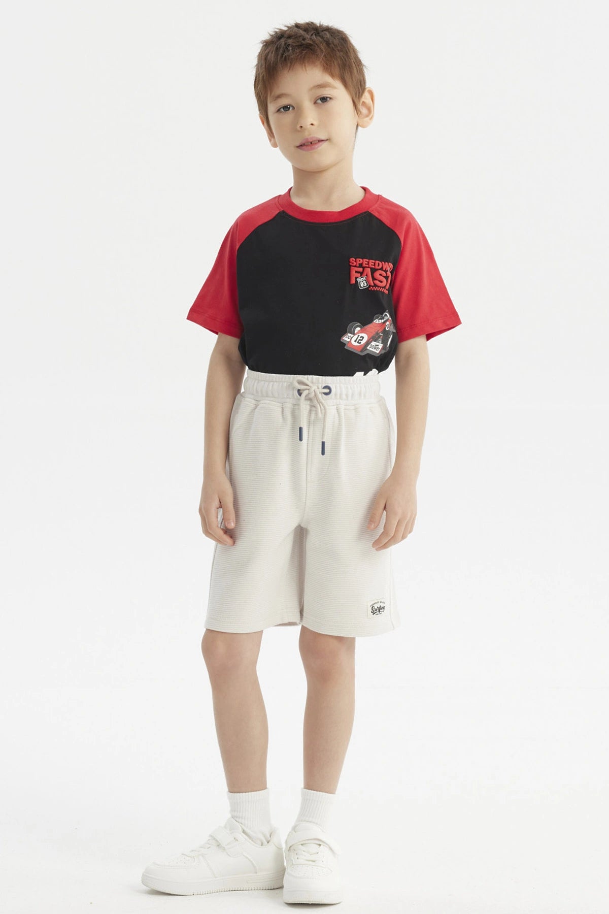 Bermuda niño color crudo con textura acanalada lisa ajuste con cordón y bolsillos laterales para estilo casual cómodo