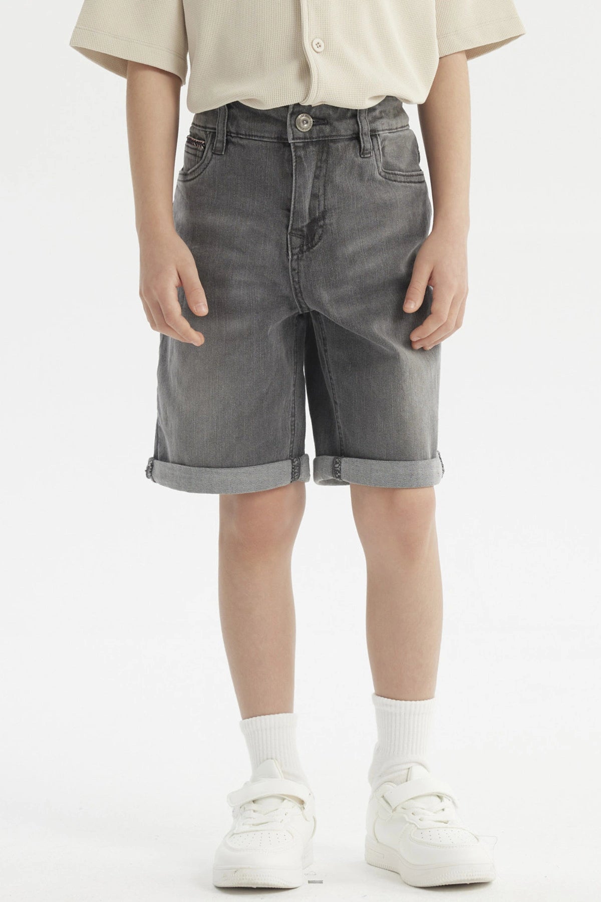 Bermuda gris deslavada para niño con dobladillo en la rodilla diseño casual y moderno sin estampa lisa y versátil