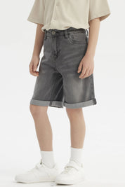 Bermuda gris deslavada para niño con dobladillo en la rodilla diseño casual y moderno sin estampa lisa y versátil