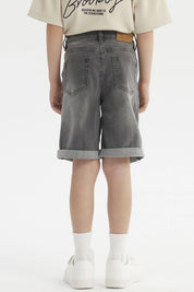 Bermuda gris deslavada para niño con dobladillo en la rodilla diseño casual y moderno sin estampa lisa y versátil