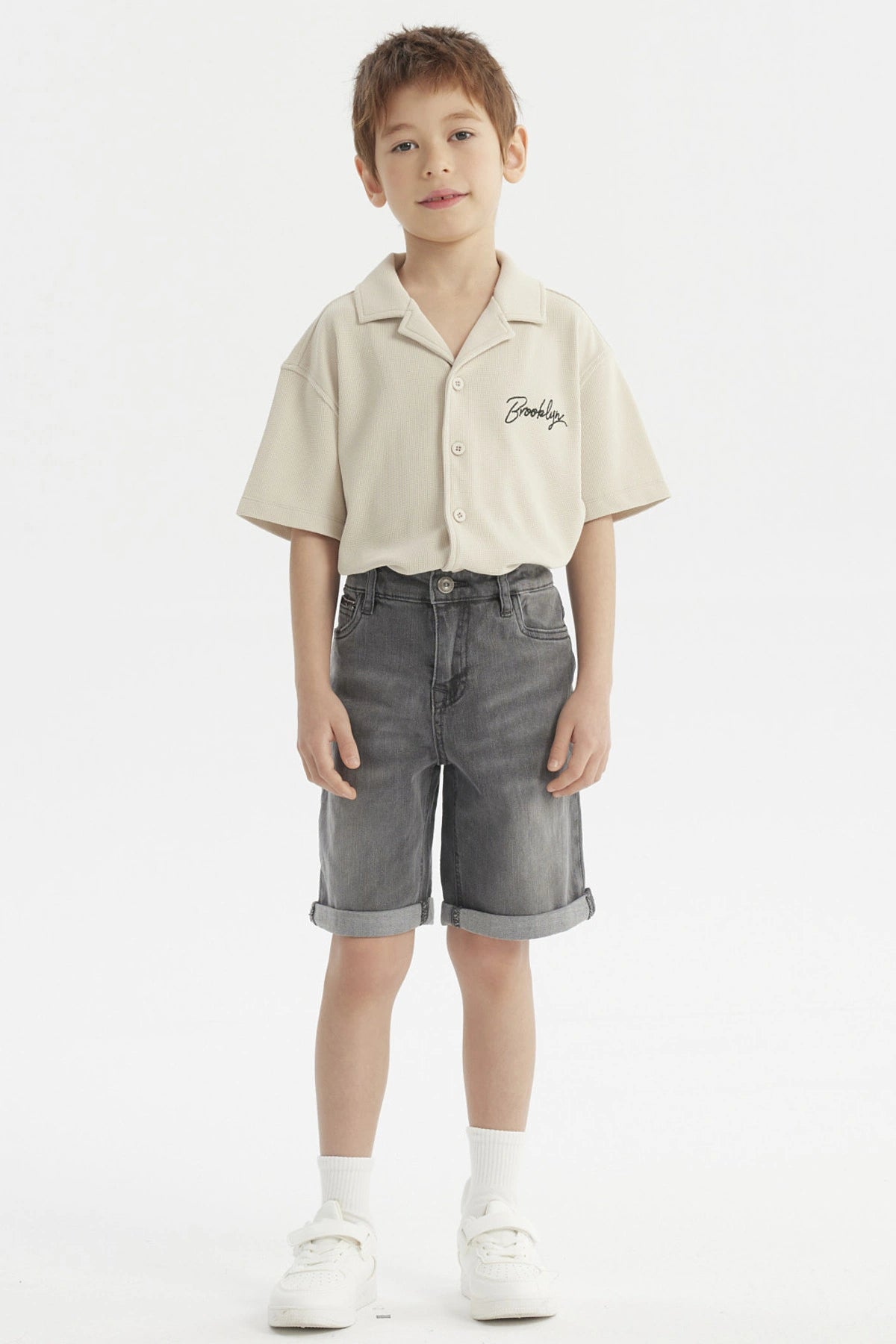 Bermuda gris deslavada para niño con dobladillo en la rodilla diseño casual y moderno sin estampa lisa y versátil