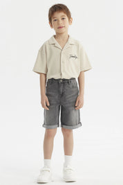 Bermuda gris deslavada para niño con dobladillo en la rodilla diseño casual y moderno sin estampa lisa y versátil