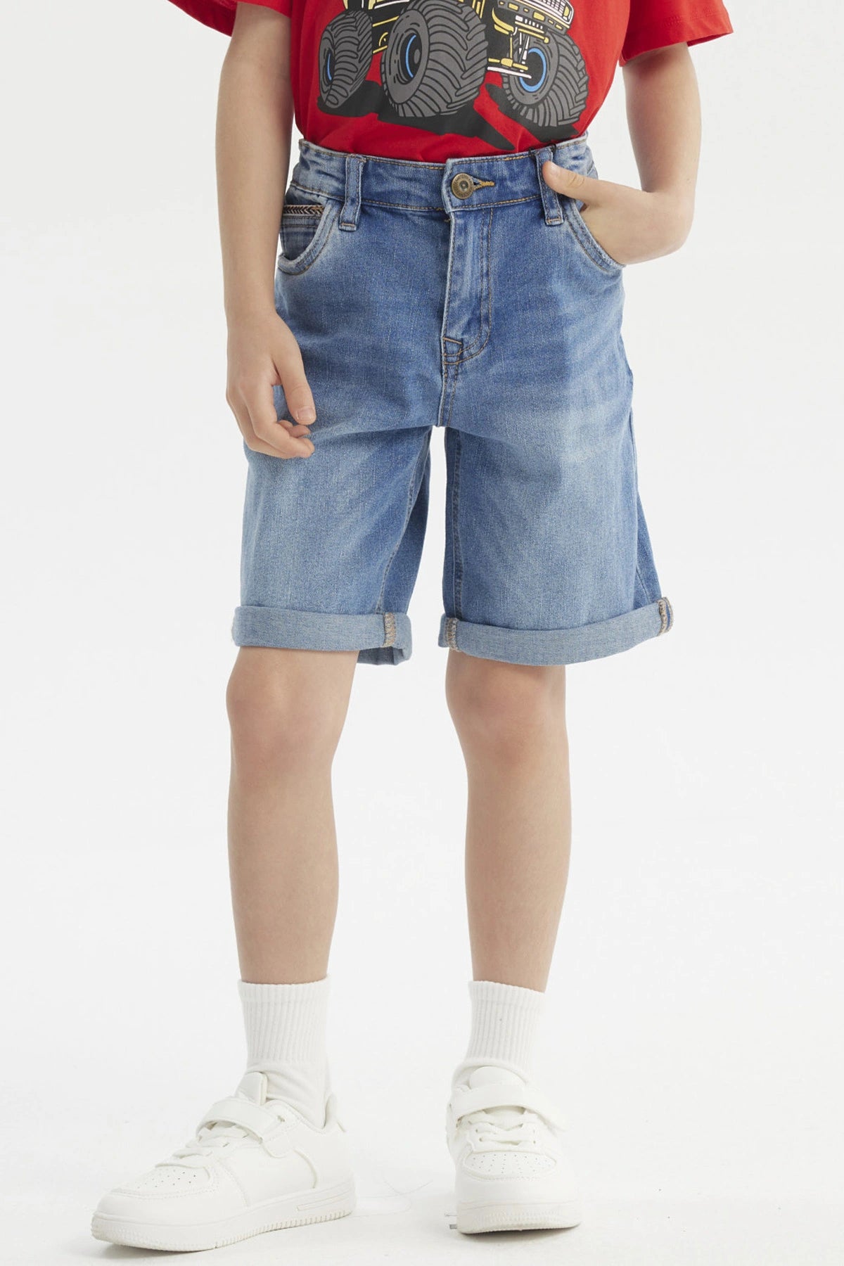 Bermuda azul claro para niño con deslavado y dobladillo visible sin estampa lisa y cómoda para el verano
