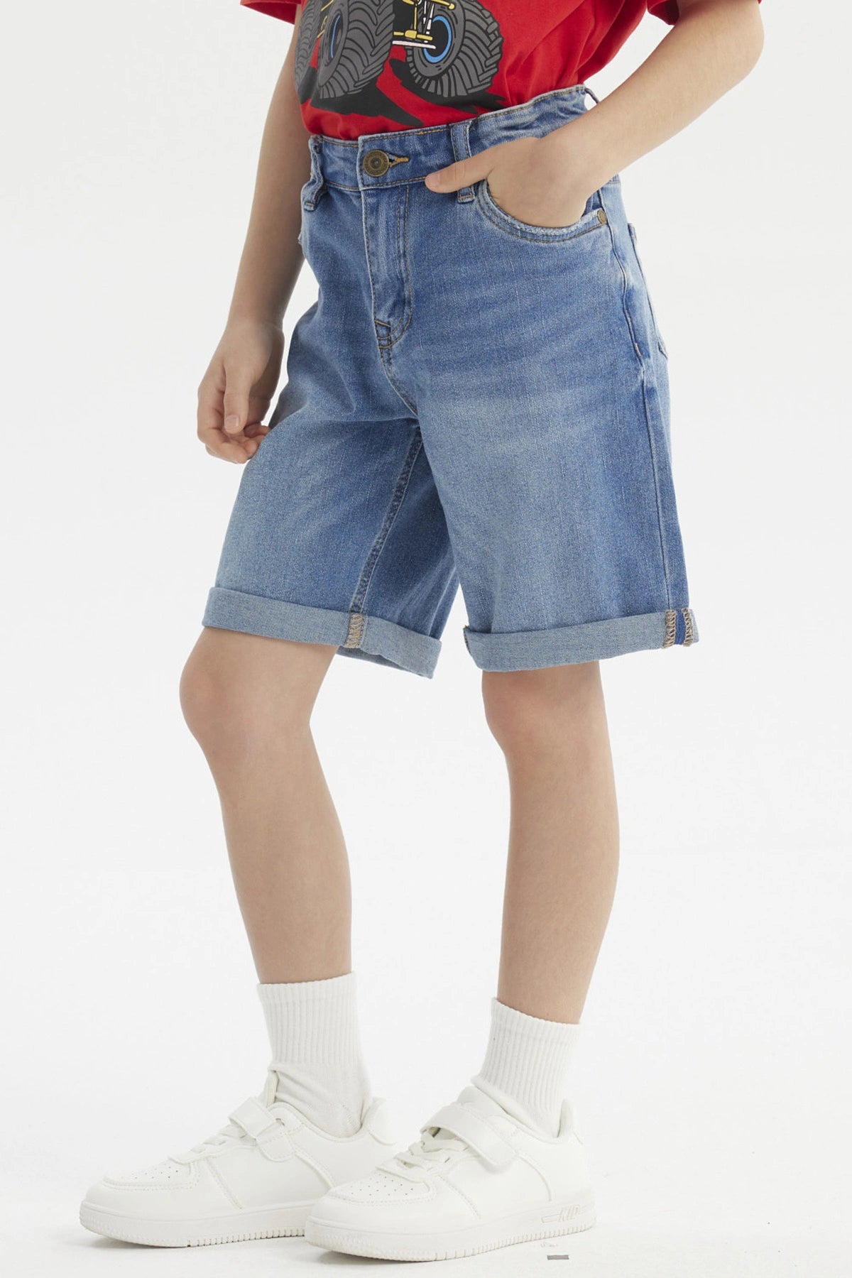 Bermuda azul claro para niño con deslavado y dobladillo visible sin estampa lisa y cómoda para el verano