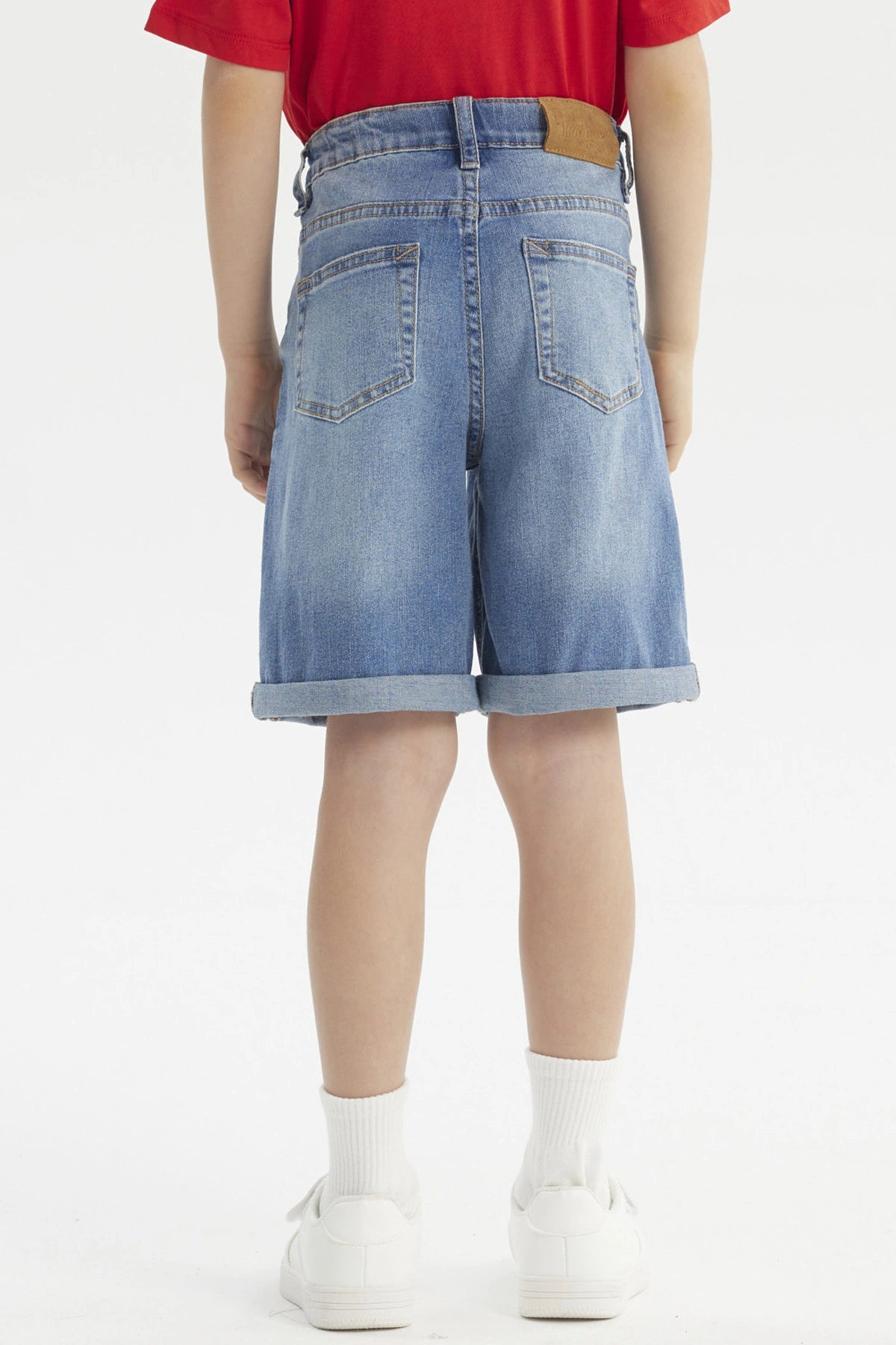 Bermuda azul claro para niño con deslavado y dobladillo visible sin estampa lisa y cómoda para el verano