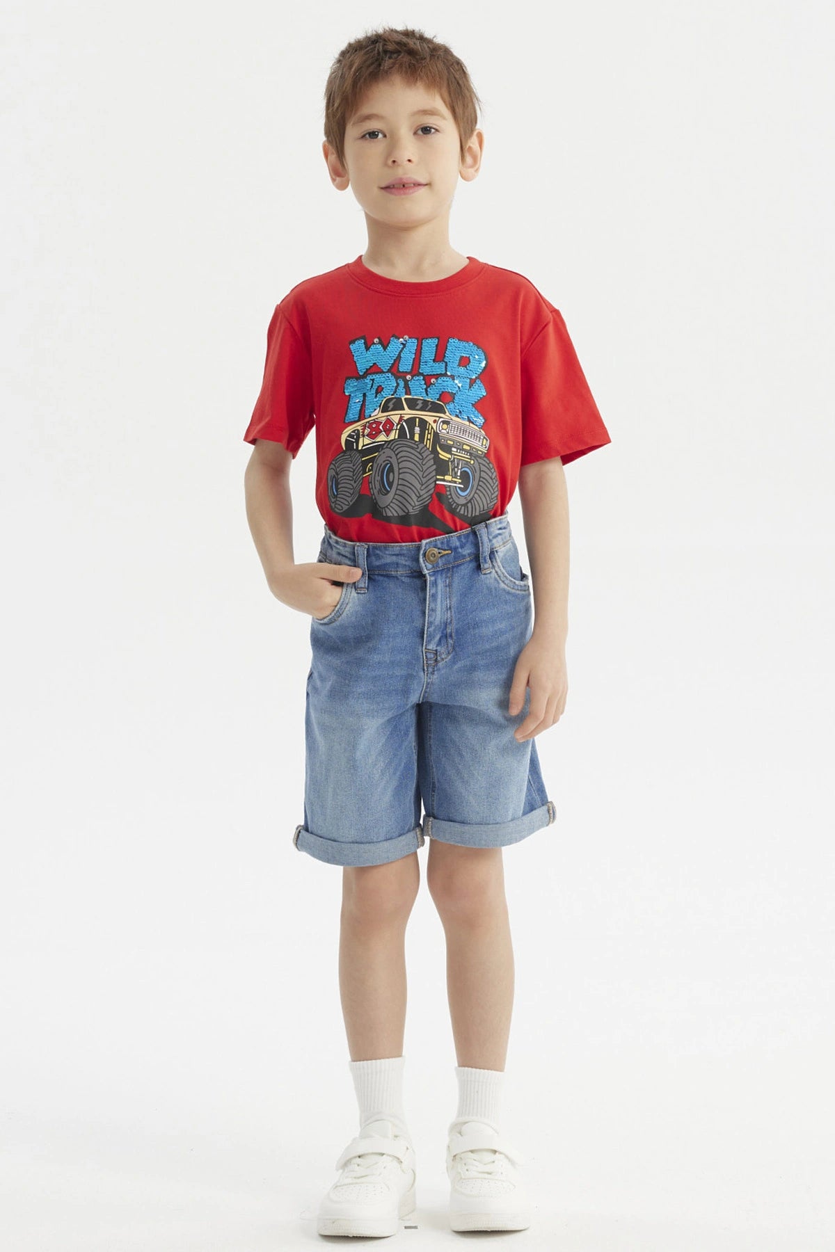Bermuda azul claro para niño con deslavado y dobladillo visible sin estampa lisa y cómoda para el verano