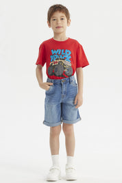 Bermuda azul claro para niño con deslavado y dobladillo visible sin estampa lisa y cómoda para el verano