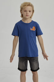 Polera azul para niño con bolsillo y estampado de pulpo naranja en el pecho pequeño y estilo caricatura