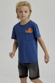 Polera azul para niño con bolsillo y estampado de pulpo naranja en el pecho pequeño y estilo caricatura
