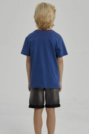 Polera azul para niño con bolsillo y estampado de pulpo naranja en el pecho pequeño y estilo caricatura
