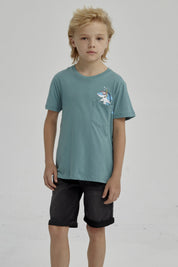 Polera verde para niño con bolsillo y estampado de tiburón con snorkel en el pecho estilo dibujo animado