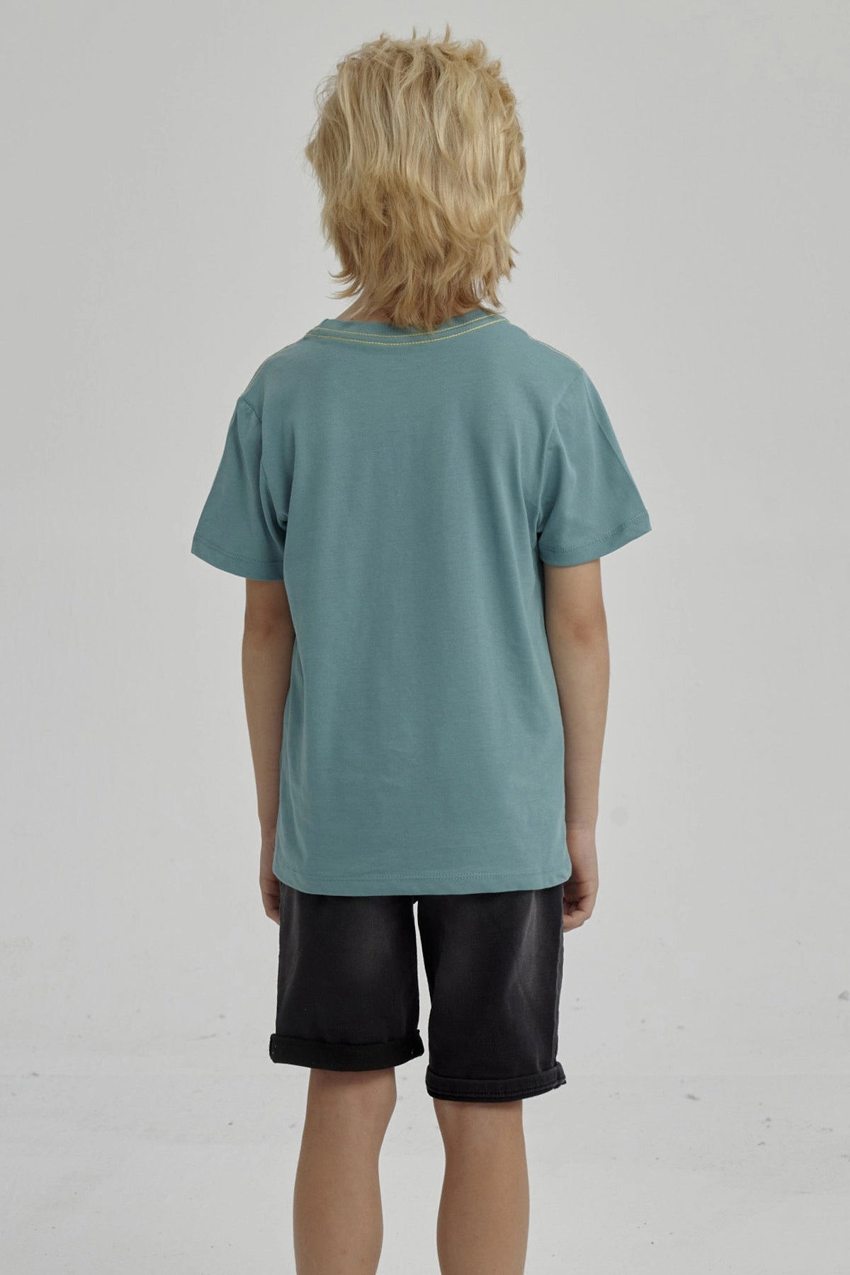 Polera verde para niño con bolsillo y estampado de tiburón con snorkel en el pecho estilo dibujo animado