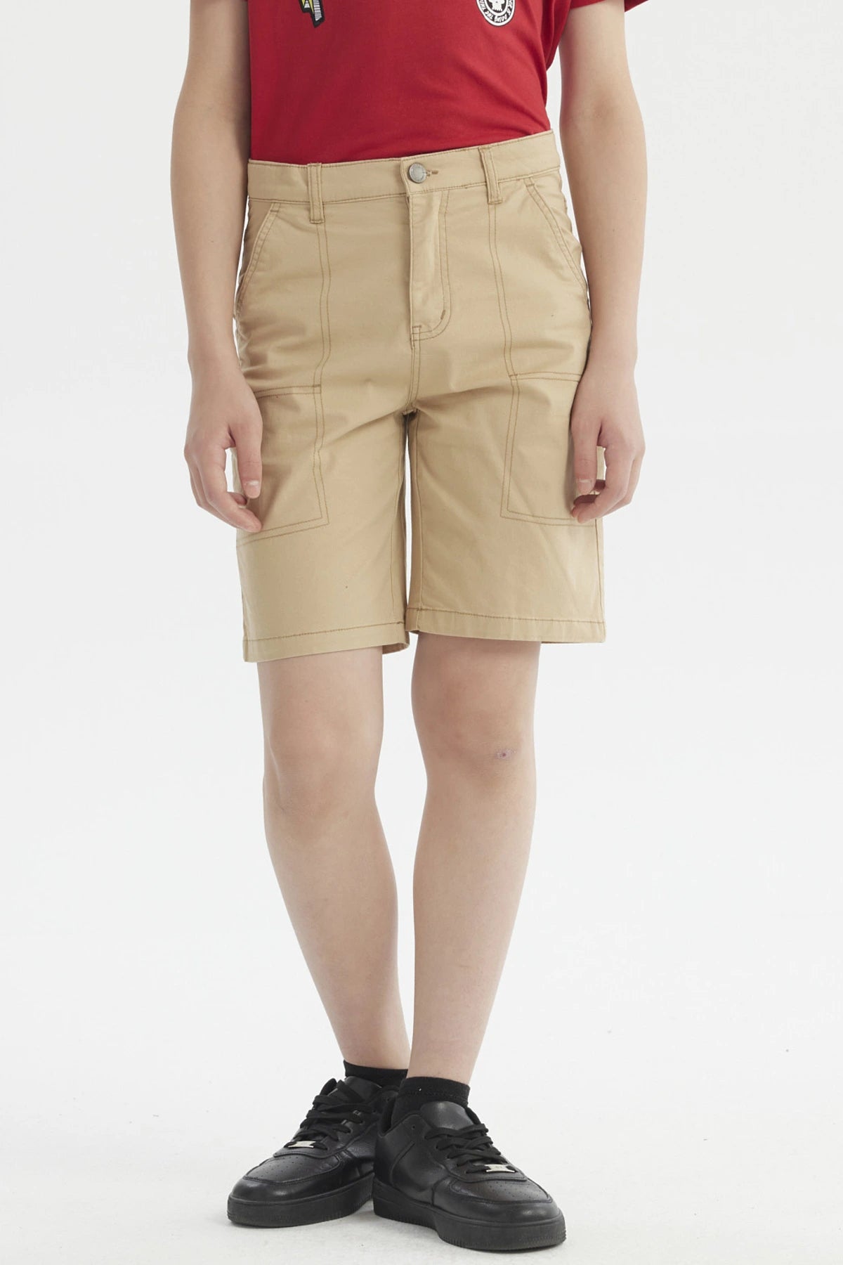 Bermuda niño kaki de gabardina con costuras visibles lisa sin estampado