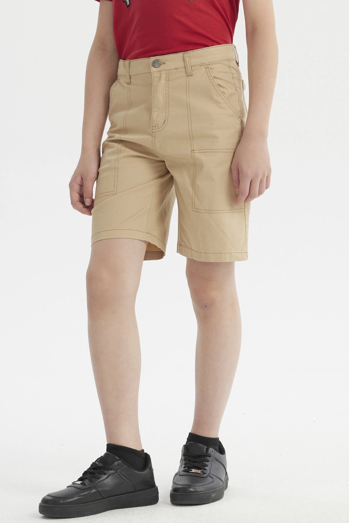 Bermuda niño kaki de gabardina con costuras visibles lisa sin estampado