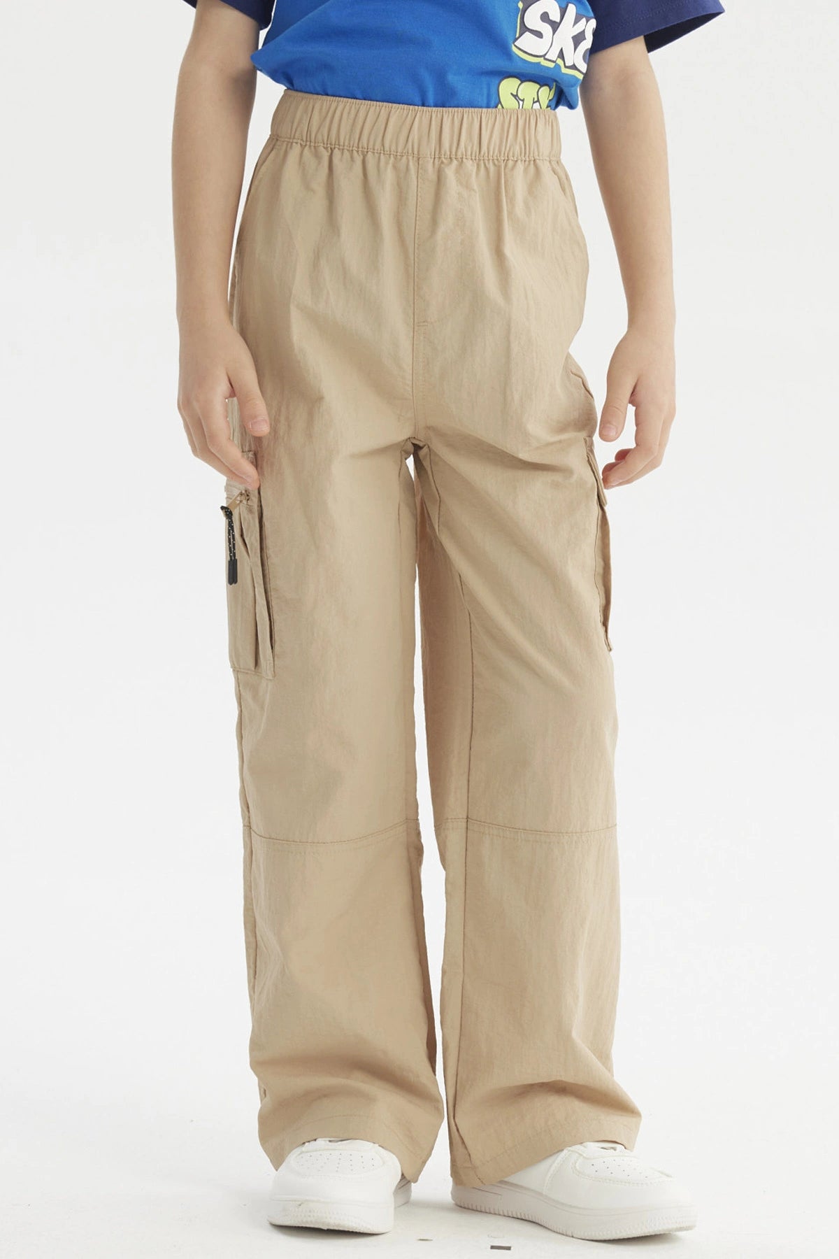 Pantalón niño calce recto kaki con pretina elástica y bolsillo lateral con cierre ideal para un look casual y cómodo