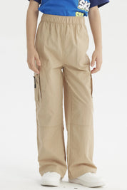 Pantalón niño calce recto kaki con pretina elástica y bolsillo lateral con cierre ideal para un look casual y cómodo