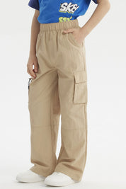 Pantalón niño calce recto kaki con pretina elástica y bolsillo lateral con cierre ideal para un look casual y cómodo