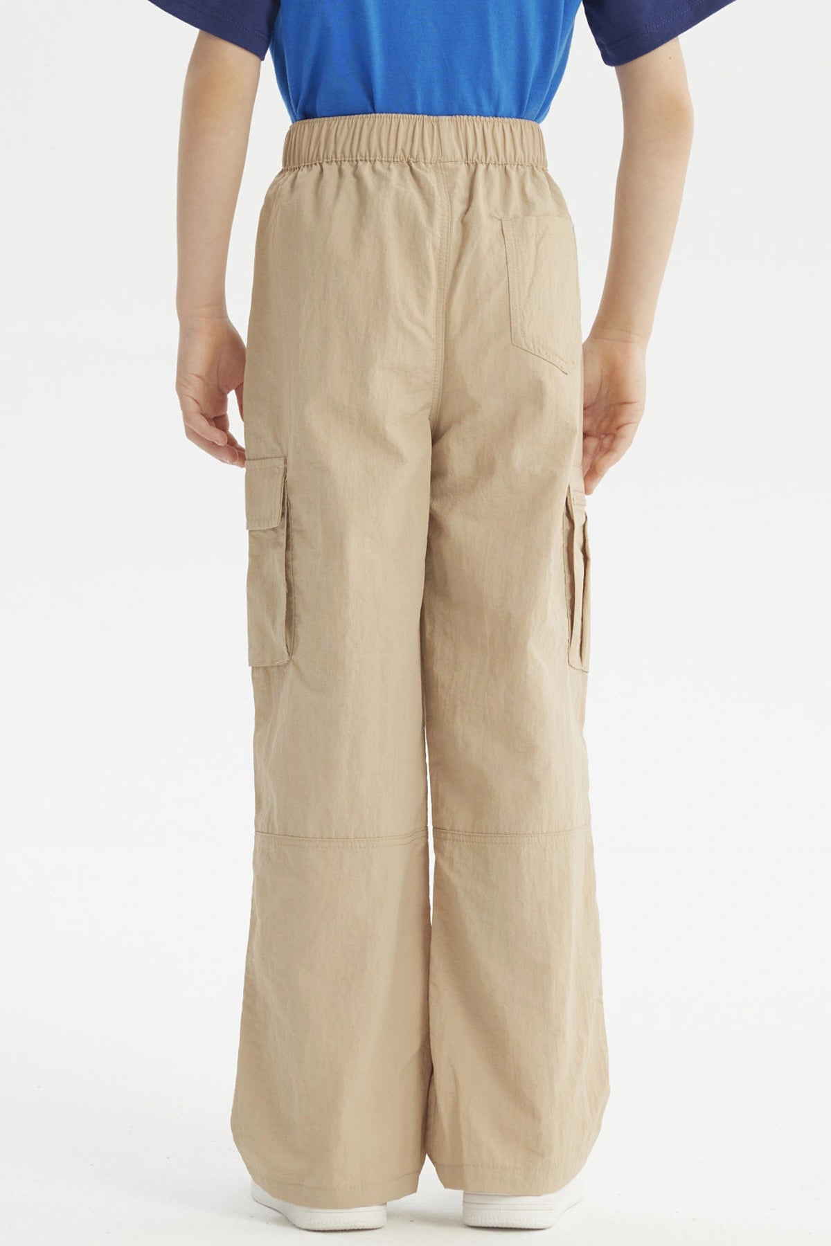 Pantalón niño calce recto kaki con pretina elástica y bolsillo lateral con cierre ideal para un look casual y cómodo