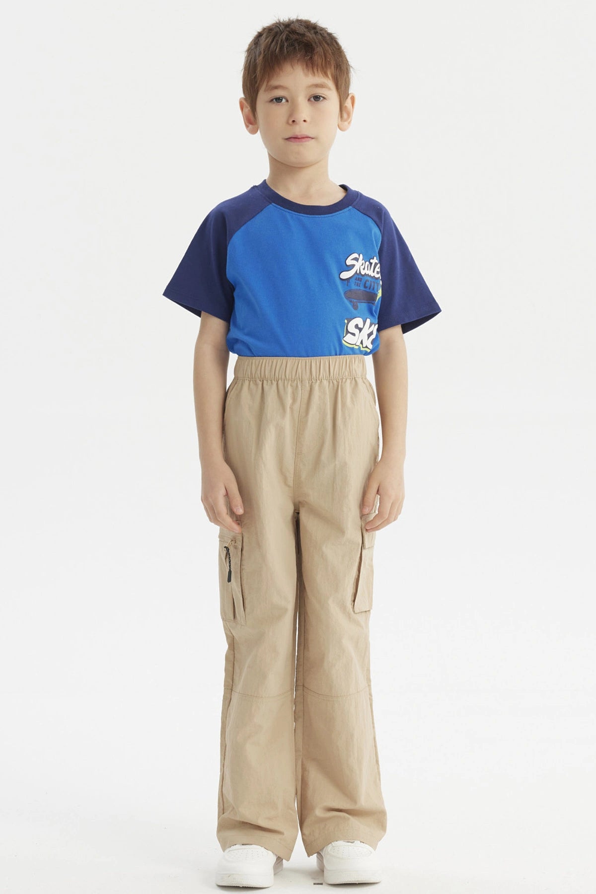 Pantalón niño calce recto kaki con pretina elástica y bolsillo lateral con cierre ideal para un look casual y cómodo