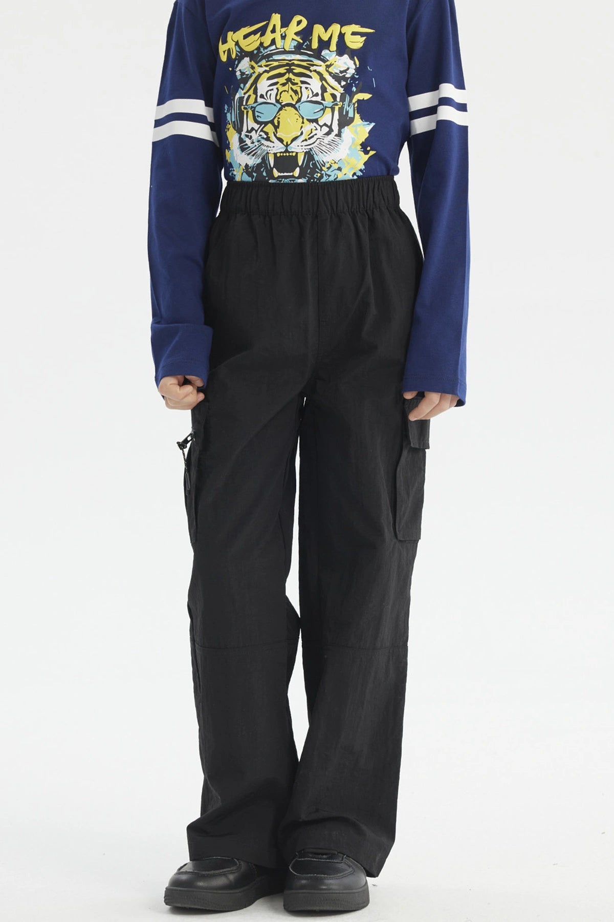 Pantalón niño negro calce recto con bolsillos laterales amplios ideal para estilo casual sin estampa lisa