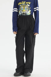 Pantalón niño negro calce recto con bolsillos laterales amplios ideal para estilo casual sin estampa lisa