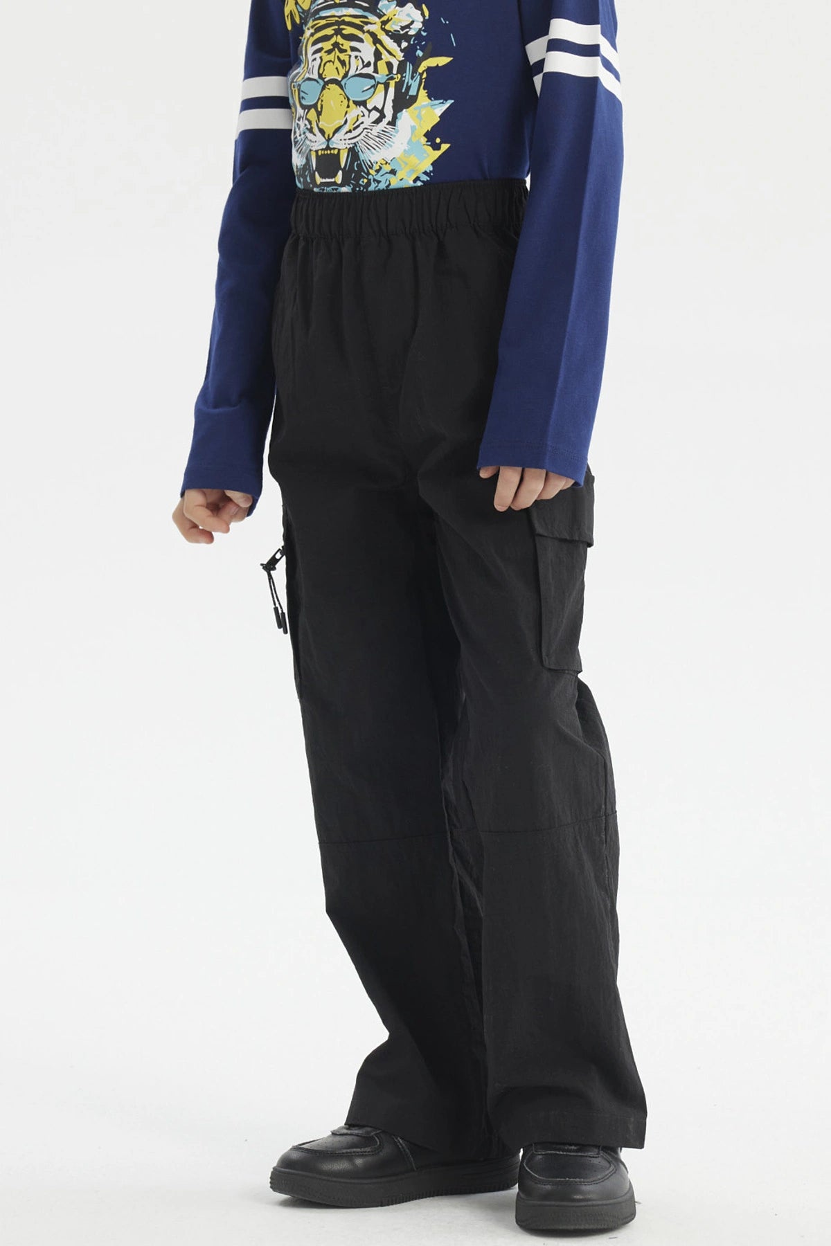 Pantalón niño negro calce recto con bolsillos laterales amplios ideal para estilo casual sin estampa lisa