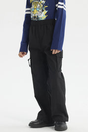 Pantalón niño negro calce recto con bolsillos laterales amplios ideal para estilo casual sin estampa lisa