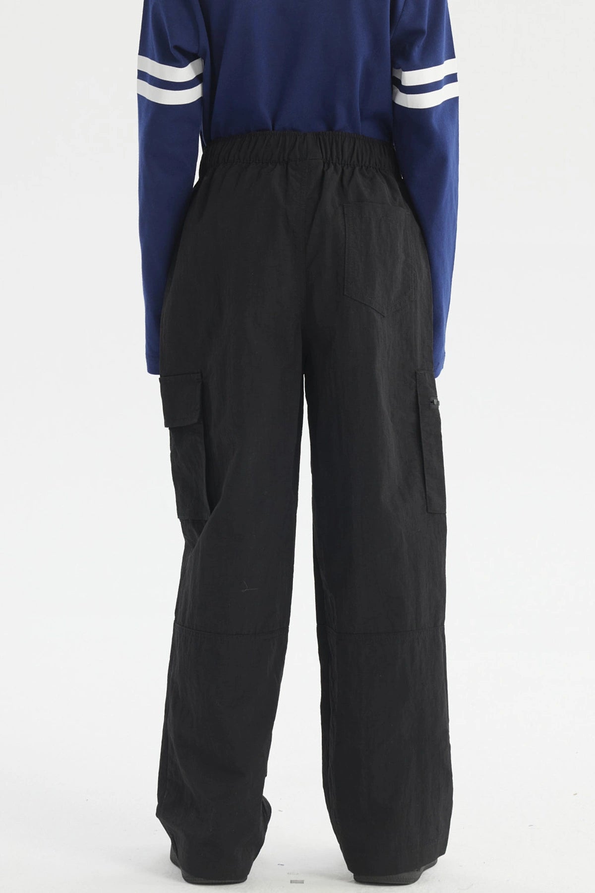 Pantalón niño negro calce recto con bolsillos laterales amplios ideal para estilo casual sin estampa lisa