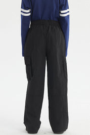 Pantalón niño negro calce recto con bolsillos laterales amplios ideal para estilo casual sin estampa lisa
