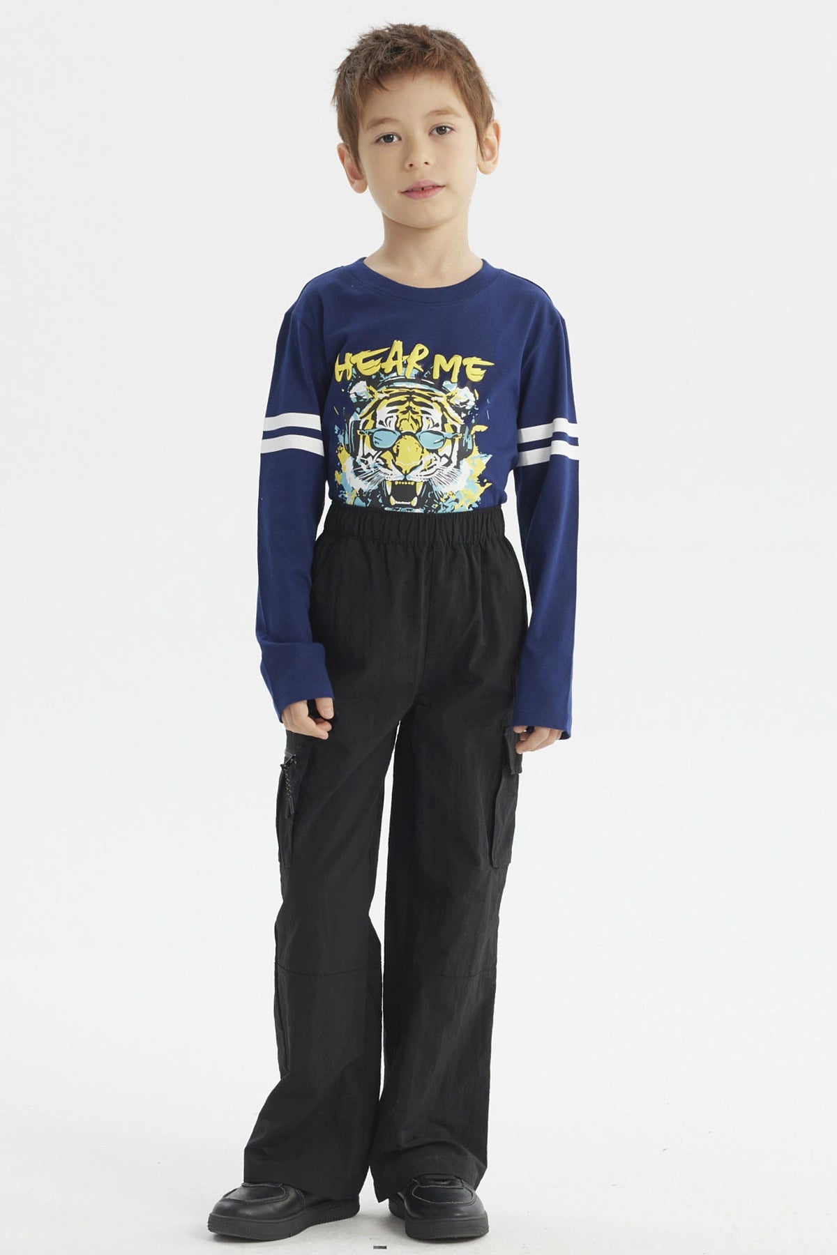 Pantalón niño negro calce recto con bolsillos laterales amplios ideal para estilo casual sin estampa lisa