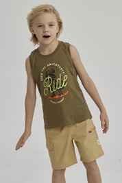 Polera sin mangas verde militar con estampa central de dinosaurio en patineta y texto en estilo urbano