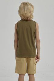 Polera sin mangas verde militar con estampa central de dinosaurio en patineta y texto en estilo urbano