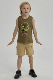 Polera sin mangas verde militar con estampa central de dinosaurio en patineta y texto en estilo urbano