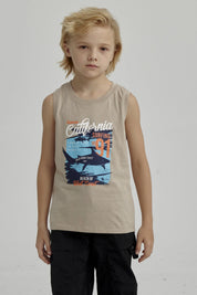 Polera sin mangas para niño color kaki con estampado grande de surf y tiburón en estilo gráfico playero California en el pecho