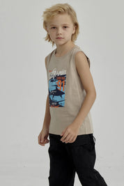 Polera sin mangas para niño color kaki con estampado grande de surf y tiburón en estilo gráfico playero California en el pecho