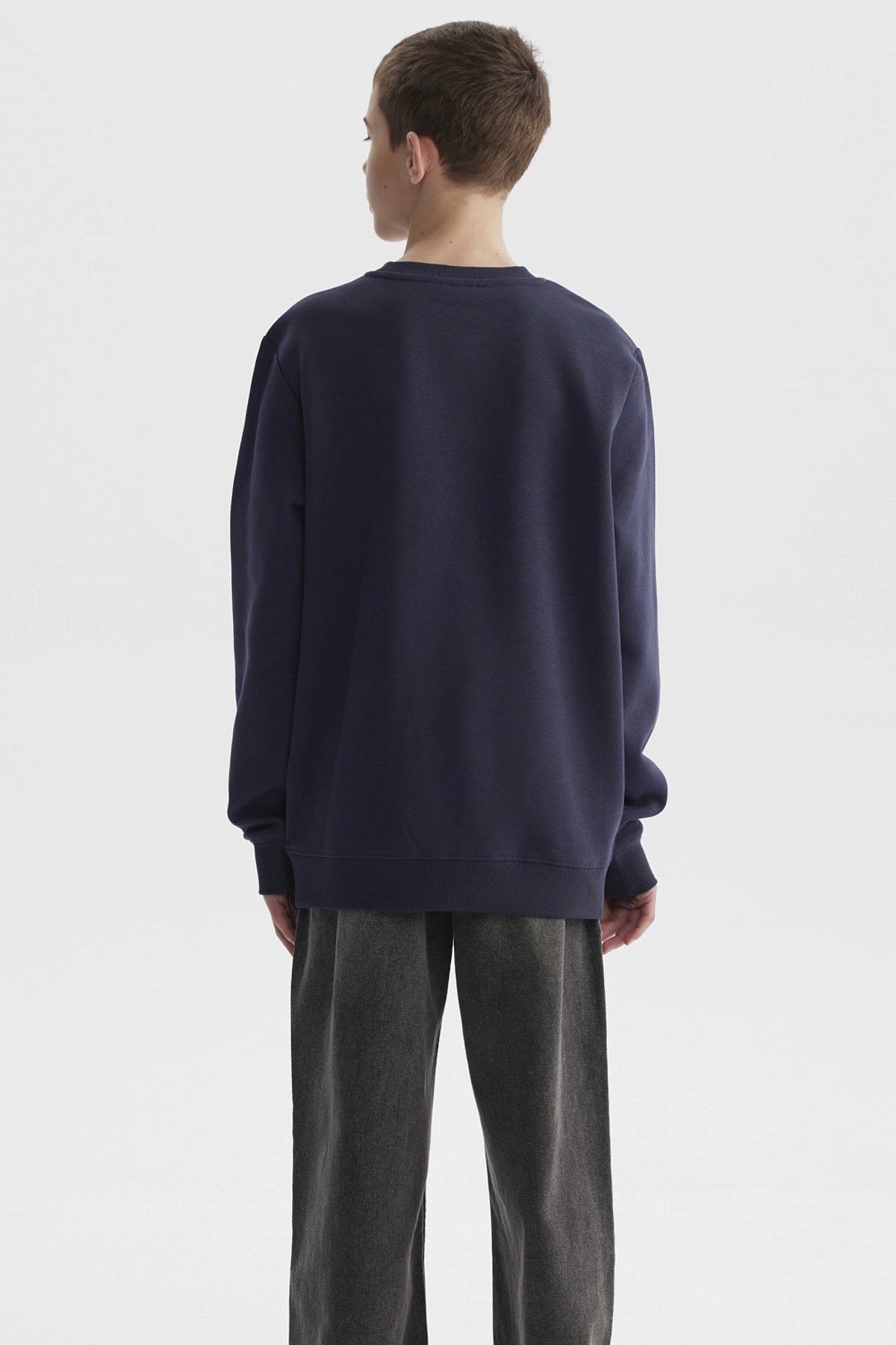 Polerón azul oscuro para niño con texto Authentic New York Sports Club en el pecho estilo casual urbano