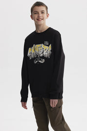 Polerón negro para niño con estampado SKATE en letras grandes estilo grafiti en el pecho con patineta rota