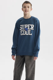 Polerón niño color petróleo con texto SUPER COOL y casco azul al centro en estilo deportivo casual y cómodo