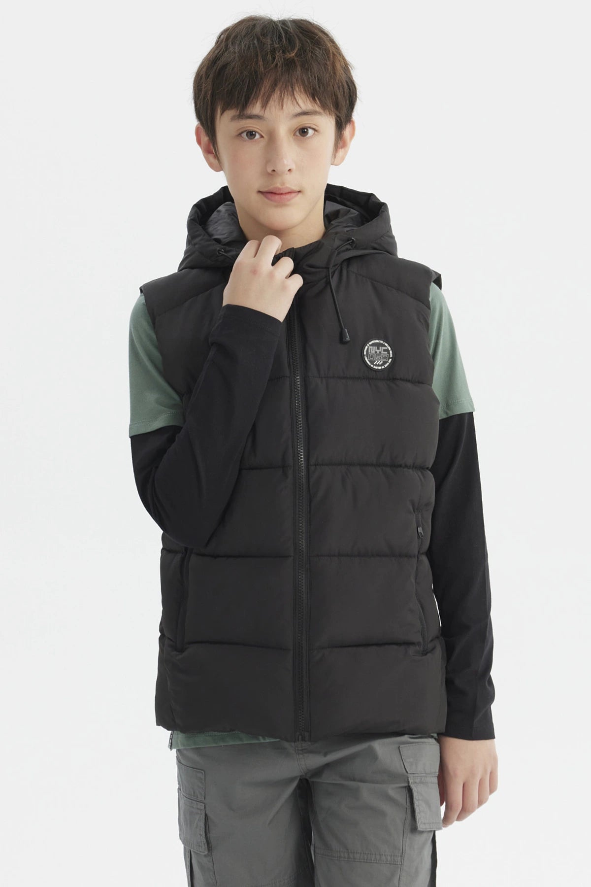 Parka negra acolchada para niño con gorro sin estampa lisa ideal para días fríos con cierre frontal y bolsillos