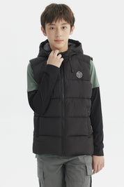 Parka negra acolchada para niño con gorro sin estampa lisa ideal para días fríos con cierre frontal y bolsillos