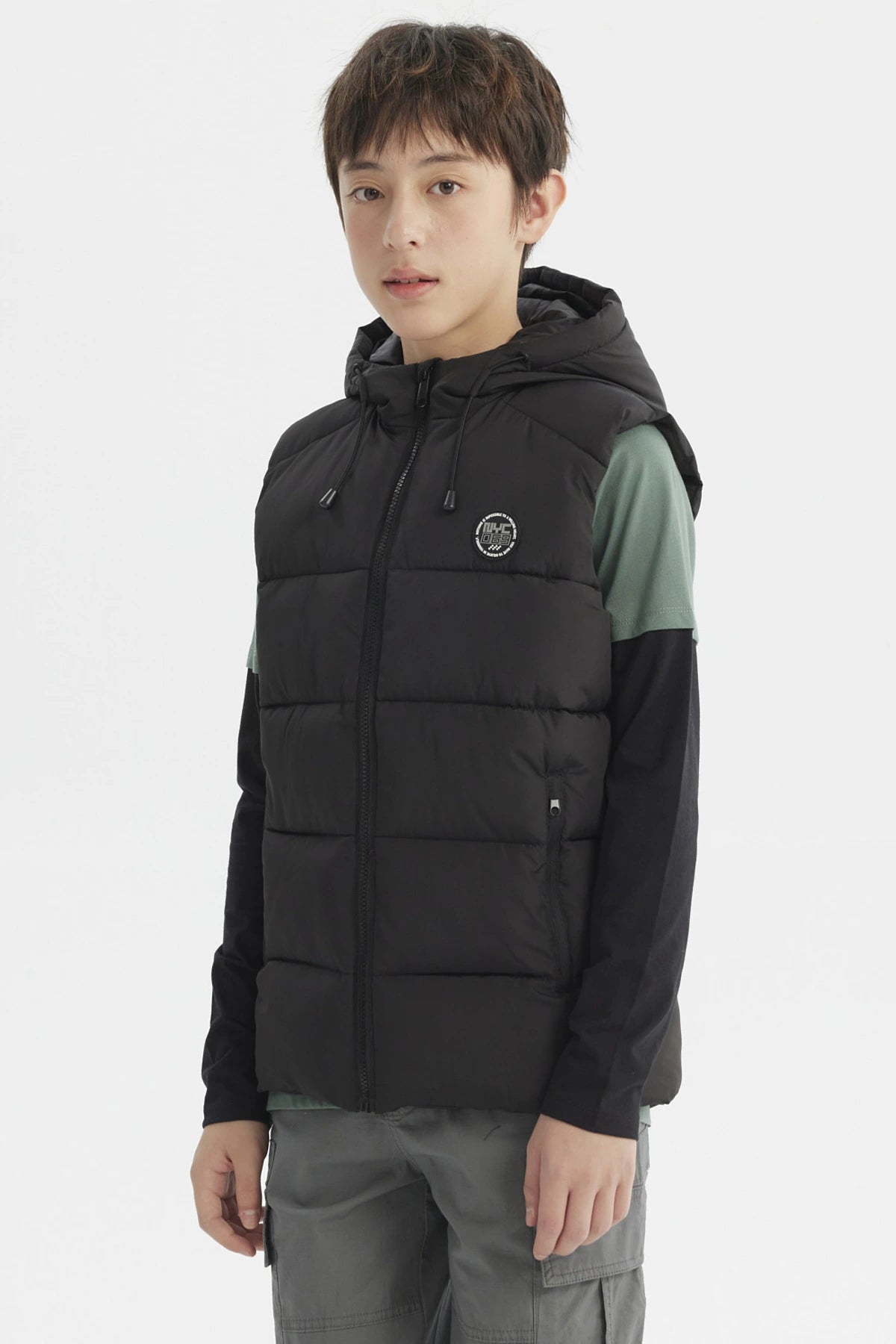 Parka negra acolchada para niño con gorro sin estampa lisa ideal para días fríos con cierre frontal y bolsillos