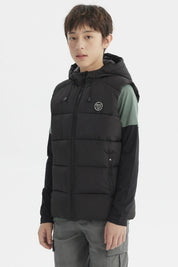 Parka negra acolchada para niño con gorro sin estampa lisa ideal para días fríos con cierre frontal y bolsillos