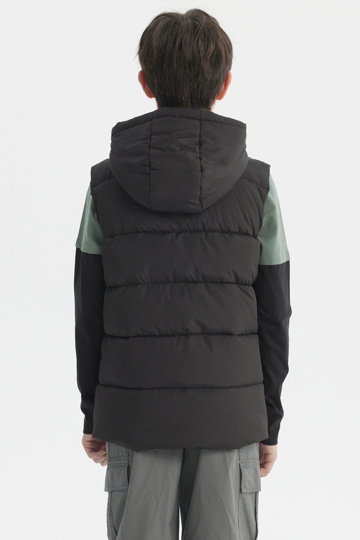 Parka negra acolchada para niño con gorro sin estampa lisa ideal para días fríos con cierre frontal y bolsillos