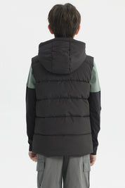 Parka negra acolchada para niño con gorro sin estampa lisa ideal para días fríos con cierre frontal y bolsillos